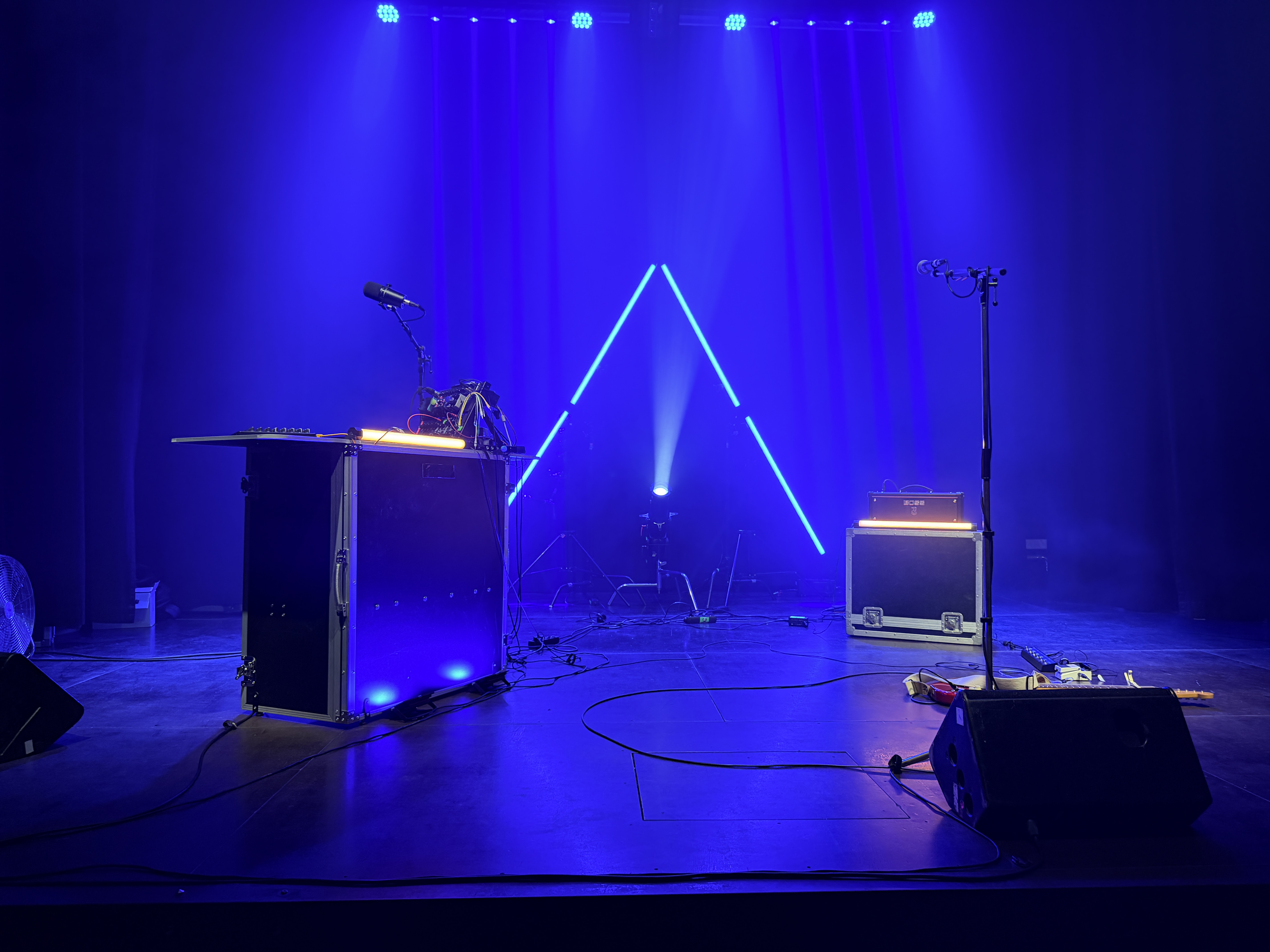 The Λ symbol lit in neon on the AFLT stage set-up at Bouche à Oreilles, Brussels